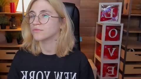 Snapshot of moon13152 chatting on March 6, 2025, 8:59 pm Katrin online show from March 6, 2025, 8:59 pm