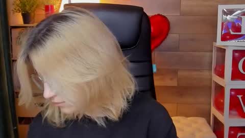 Snapshot of moon13152 chatting on March 7, 2025, 1:20 am Katrin online show from March 7, 2025, 1:20 am