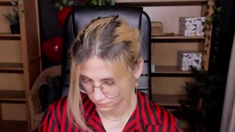 Snapshot of moon13152 chatting on March 7, 2025, 4:22 pm Katrin online show from March 7, 2025, 4:22 pm