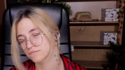 Snapshot of moon13152 chatting on March 7, 2025, 7:27 pm Katrin online show from March 7, 2025, 7:27 pm