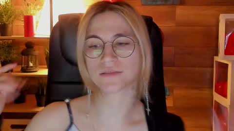 Snapshot of moon13152 chatting on March 9, 2025, 2:18 am Katrin online show from March 9, 2025, 2:18 am