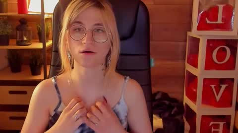 Snapshot of moon13152 chatting on March 9, 2025, 5:22 am Katrin online show from March 9, 2025, 5:22 am