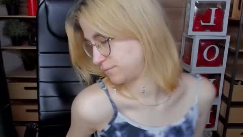 Snapshot of moon13152 chatting on March 9, 2025, 2:54 pm Katrin online show from March 9, 2025, 2:54 pm