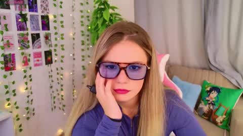 Snapshot of moon__bunny chatting on September 28, 2025, 12:32 pm Moon  Bunny online show from September 28, 2025, 12:32 pm