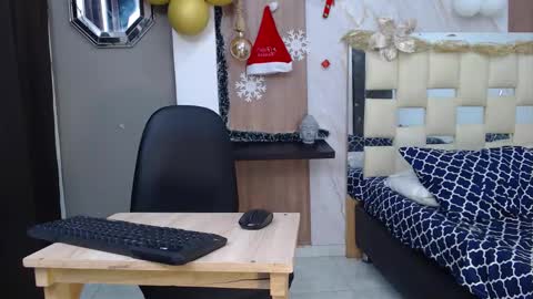 moon_and_fire_ online show from November 18, 2025, 3:23 am