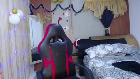 moon_and_fire_ online show from January 7, 2026, 12:02 am