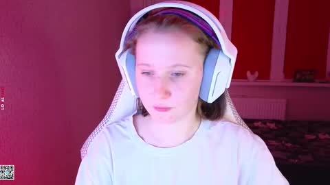 Snapshot of moon_avengers chatting on September 23, 2025, 5:27 pm Lola online show from September 23, 2025, 5:27 pm