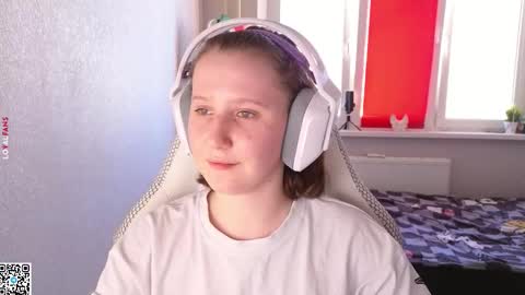 Snapshot of moon_avengers chatting on September 24, 2025, 1:36 pm Lola online show from September 24, 2025, 1:36 pm