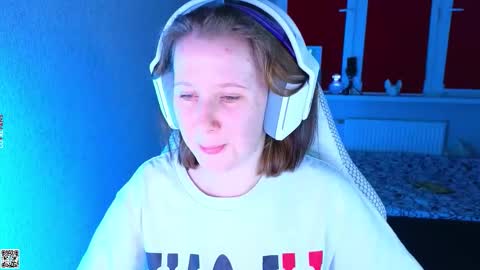 Snapshot of moon_avengers chatting on October 29, 2025, 4:42 pm Lola online show from October 29, 2025, 4:42 pm