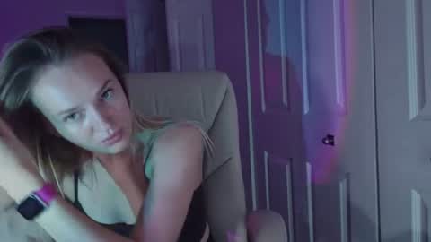 Snapshot of moon_light_girl chatting on July 6, 2026, 1:13 am moon_light_girl online show from July 6, 2026, 1:13 am