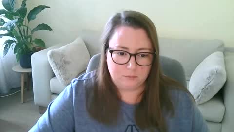 Snapshot of moon_petal chatting on October 31, 2025, 8:59 am Moon Petal online show from October 31, 2025, 8:59 am