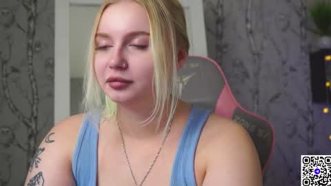 Snapshot of moon_valkyriie chatting on January 5, 2026, 5:27 pm Emilia online show from January 5, 2026, 5:27 pm