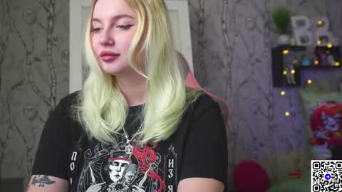 Snapshot of moon_valkyriie chatting on January 6, 2026, 9:02 am Emilia online show from January 6, 2026, 9:02 am