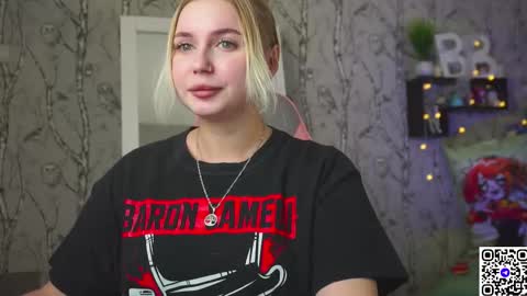 Snapshot of moon_valkyriie chatting on February 2, 2026, 8:02 am Emilia online show from February 2, 2026, 8:02 am