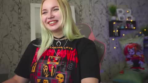 Snapshot of moon_valkyriie chatting on February 3, 2026, 6:11 am Emilia online show from February 3, 2026, 6:11 am