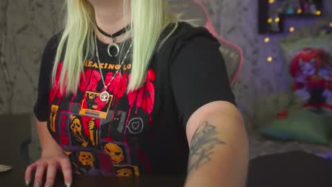 Snapshot of moon_valkyriie chatting on February 3, 2026, 6:22 am Emilia online show from February 3, 2026, 6:22 am