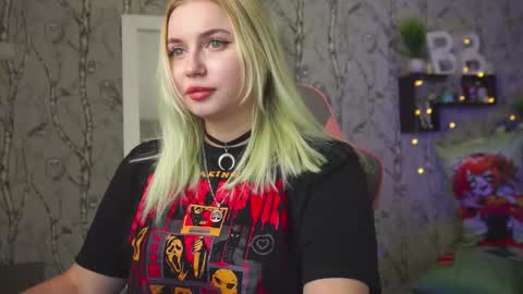 Snapshot of moon_valkyriie chatting on February 3, 2026, 6:40 am Emilia online show from February 3, 2026, 6:40 am