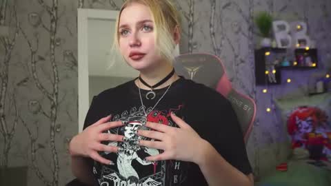 Snapshot of moon_valkyriie chatting on February 6, 2026, 6:07 am Emilia online show from February 6, 2026, 6:07 am