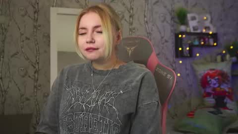 Snapshot of moon_valkyriie chatting on February 27, 2026, 9:53 am Emilia online show from February 27, 2026, 9:53 am