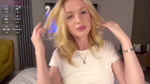 Snapshot of moonavellle_ chatting on June 21, 2026, 9:17 pm moonavellle_ online show from June 21, 2026, 9:17 pm