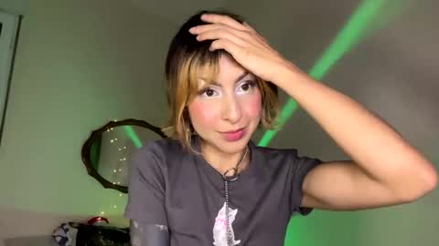 Snapshot of mooncinna chatting on November 19, 2025, 11:16 pm Cinna online show from November 19, 2025, 11:16 pm