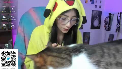 Snapshot of moonlady_ chatting on October 28, 2025, 2:04 am MOON online show from October 28, 2025, 2:04 am