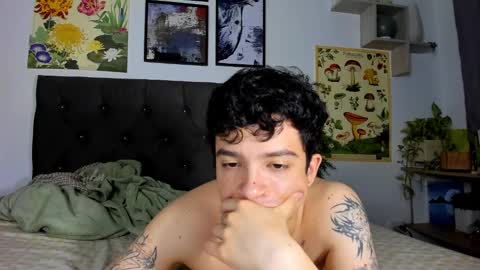 Snapshot of moonlight_baee chatting on February 10, 2025, 5:47 am Clove online show from February 10, 2025, 5:47 am