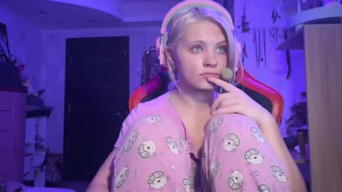 Mia   online show from November 6, 2025, 11:04 pm