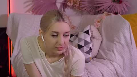 moonliora online show from March 21, 2026, 6:55 pm