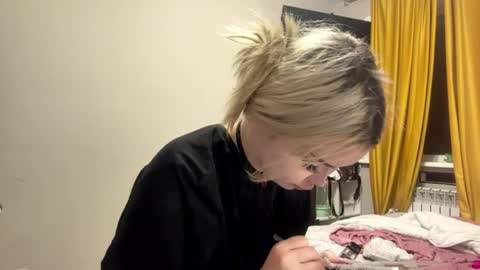 Snapshot of moonluvv3 chatting on July 14, 2026, 4:02 pm Lyn online show from July 14, 2026, 4:02 pm