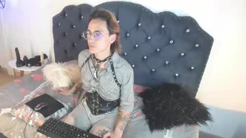 Snapshot of moonn_fox chatting on October 2, 2025, 7:54 pm Moon online show from October 2, 2025, 7:54 pm