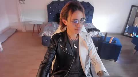 Snapshot of moonn_fox chatting on October 7, 2025, 8:39 pm Moon online show from October 7, 2025, 8:39 pm