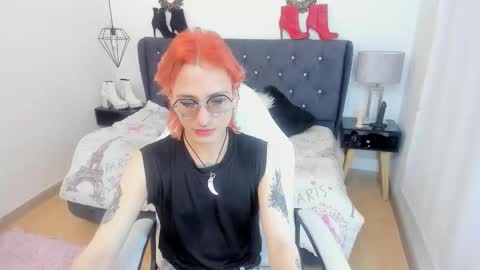 Snapshot of moonn_fox chatting on October 18, 2025, 7:58 pm Moon online show from October 18, 2025, 7:58 pm