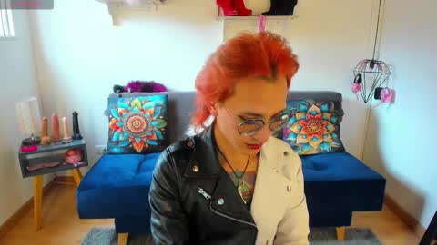 Snapshot of moonn_fox chatting on October 31, 2025, 8:54 pm Moon online show from October 31, 2025, 8:54 pm