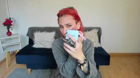 Snapshot of moonn_fox chatting on November 13, 2025, 8:52 pm Moon online show from November 13, 2025, 8:52 pm