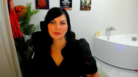 Snapshot of moonvelour chatting on October 21, 2025, 4:13 am Ask me online show from October 21, 2025, 4:13 am