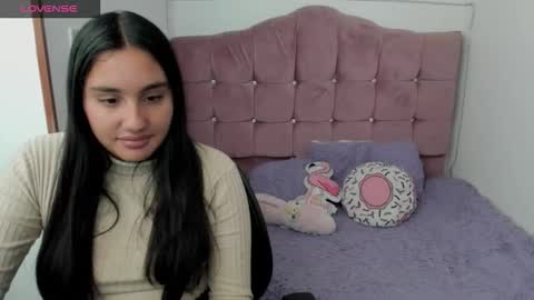 morena_rodriguez_9 online show from November 3, 2025, 7:15 pm