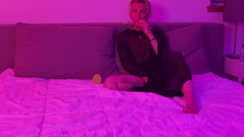 MotoBunny online show from January 8, 2026, 3:42 am