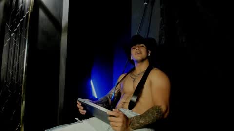 mr_maximo online show from November 11, 2025, 10:43 pm