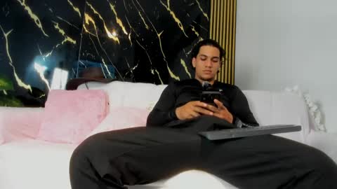 mr_maximo online show from April 24, 2026, 5:43 am