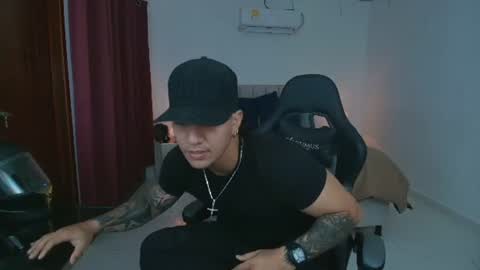 mr_maximo online show from June 19, 2026, 2:49 am