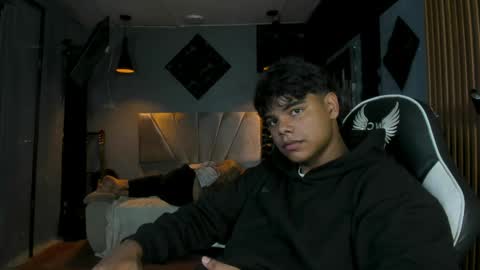 mr_mois online show from June 7, 2026, 6:39 am