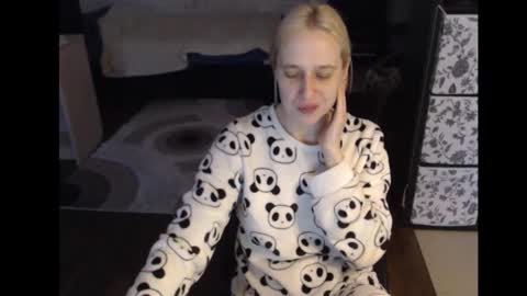 Snapshot of mrsluck chatting on November 1, 2025, 6:04 am Sasha online show from November 1, 2025, 6:04 am