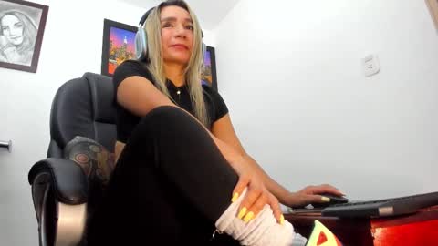 Snapshot of ms_lunarose chatting on November 20, 2025, 12:55 am ms_lunarose online show from November 20, 2025, 12:55 am