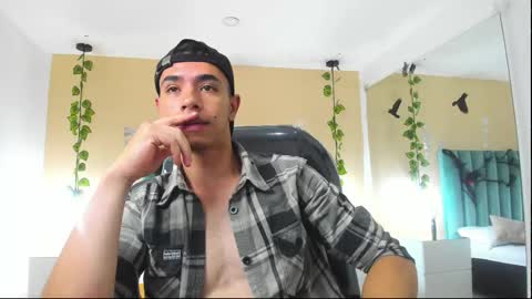 Snapshot of muscle_scott chatting on October 24, 2025, 12:23 pm muscle scott online show from October 24, 2025, 12:23 pm