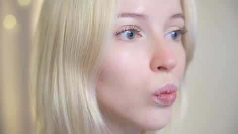 STELLA  Im here today online show from December 3, 2024, 4:39 pm