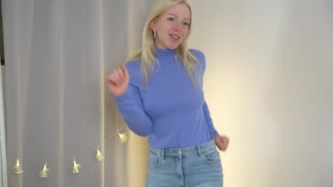 STELLA  Im here today online show from December 9, 2024, 3:22 pm