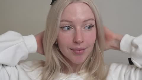 STELLA  Im here today online show from February 3, 2025, 3:17 pm