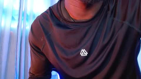 Mylo Wallace  online show from December 4, 2025, 8:50 pm