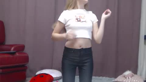 Snapshot of mysterygirl2023 chatting on October 29, 2025, 5:04 pm Mystery Girl online show from October 29, 2025, 5:04 pm